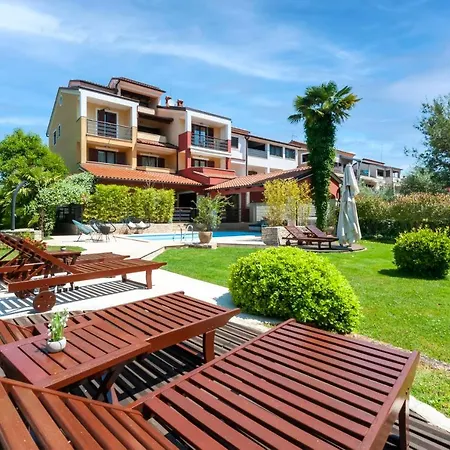 Apartman With Pool Rossella 1 *