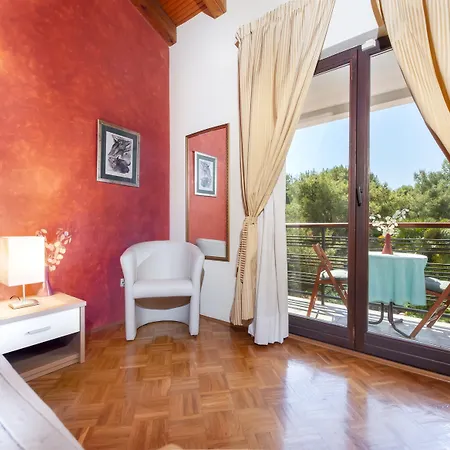 Apartment With Pool Rossella 1 *