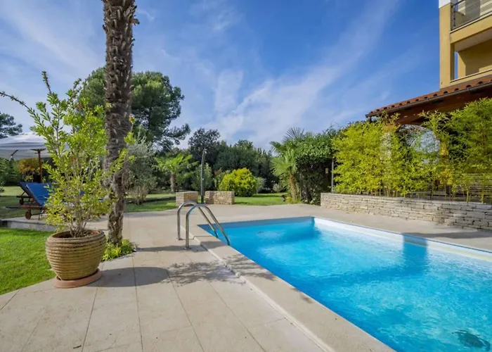 Apartments With Pool Villa Rossella 1 *