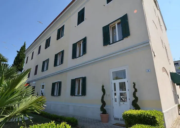 Apartman Apartments With Pool Villa Rossella 1