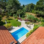 Apartment With Pool Rossella 1 *